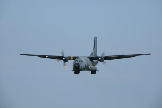 avion de transport militaire atterrissage