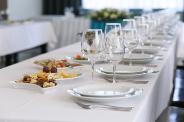 empty glasses and plates on the table in the restaurant