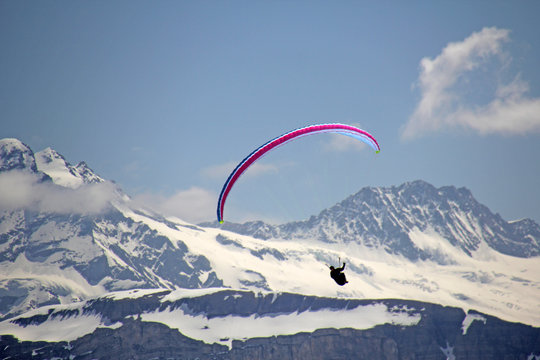 Paragliding in den Alpen, Schweiz 
