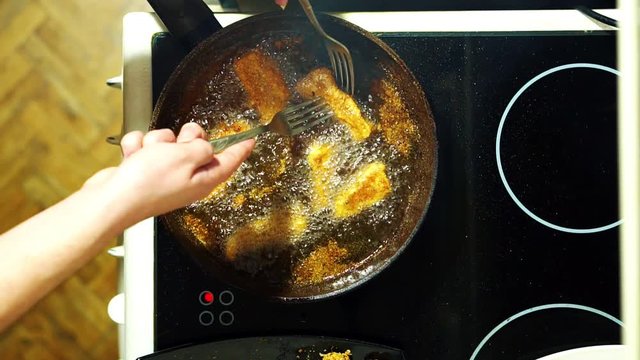 Nuggets. The process of frying in a frying pan.