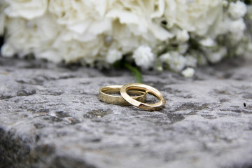 Hochzeitsringe auf Stein