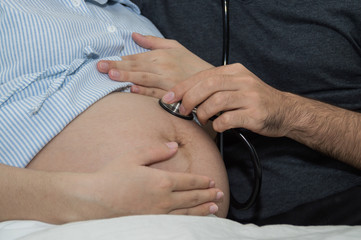 Obraz premium Men listen to pregnant women with a happy home mood.