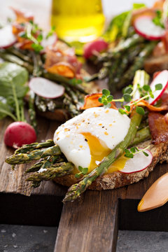 Asparagus and bacon bruschetta with poached egg