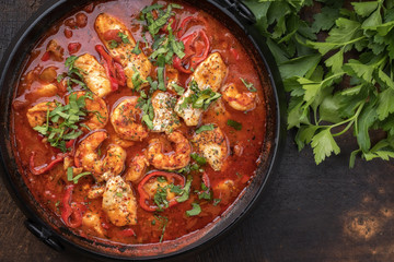 Traditioneller kreolischer Cajun Bouillon mit Fisch Meeresfrüchte  mit gumbo Chowder Eintopf als Draufsicht in einem Topf