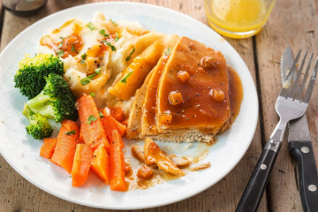 Roast pork in apple & cider gravy with mash, carrots & broccoli 
