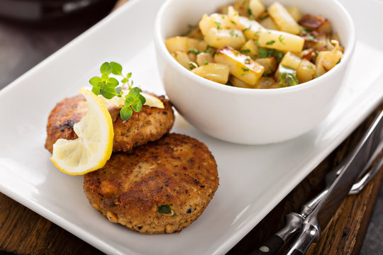 Crab cakes with potatoes