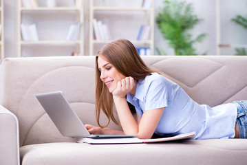 Obraz premium Young female student preparing for college exams