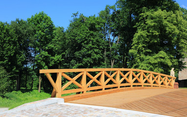 Piękna nowa konstrukcja mostu drewnianego, kładki.