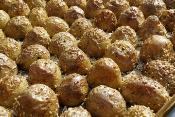 Backblech mit Sesam-Kartoffeln