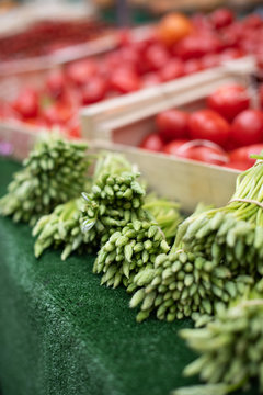 Petit asparagus at the farmer's market in Paris