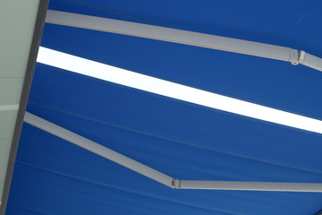 Markise in Blau als Sonnenschutz