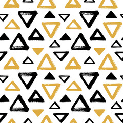 Brossez les triangles dessinés, modèle vectoriel continu de pyramide. Fond de style doodle géométrique noir et jaune, or. Texture abstraite dessinée à la main. Différentes formes de triangle avec des bords rugueux et inégaux.