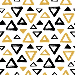 Behang Borstel getekende driehoeken, piramide naadloze vector patroon. Zwart en geel, goud geometrische doodle stijl achtergrond. Abstracte hand getrokken textuur. Verschillende driehoekige vormen met ruwe, ongelijke randen. © Elena Panevkina