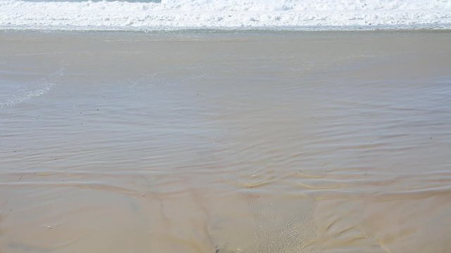 Praia com mar agitado