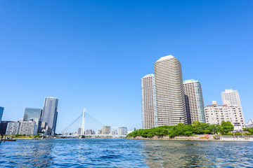 Naklejka premium 隅田川沿いの高層マンション High-rise condominium in Tokyo