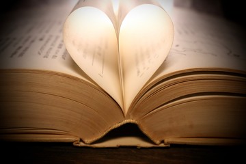 本のページで作るハート