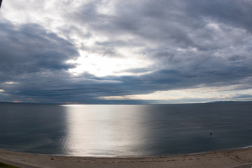 穏やかな海と曇り空