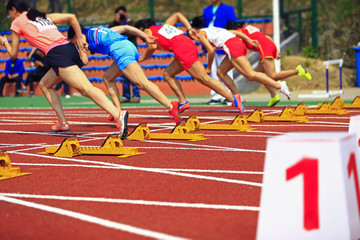The sports meeting, the athletes began to sprint race