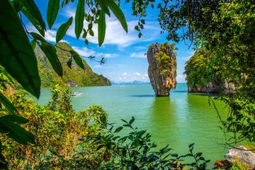 Foto auf Acrylglas Thailand James Bond stone Island, Phang Nga. Thailand. A view of a rock standing in the water. Sea trip to the islands of Phuket. © Grispb