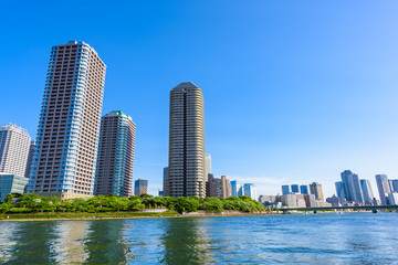 Fototapeta na wymiar 隅田川沿いの高層マンション High-rise condominium in Tokyo