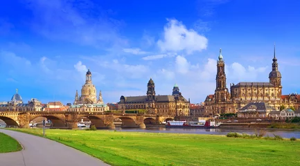 Skyline von Dresden und Elbe in Sachsen Deutschland © lunamarina