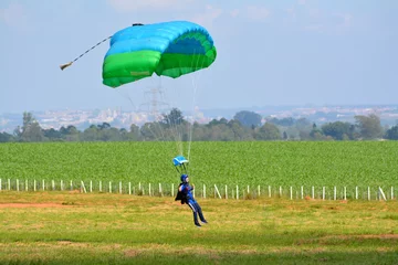 Poster de jardin Sports aériens Woman parachute landing