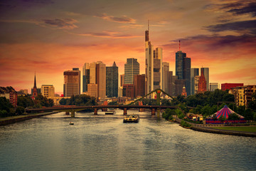 Obraz premium Frankfurt skyline at sunset in Germany