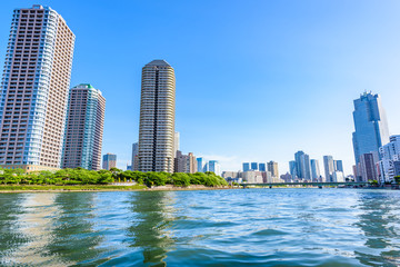 Obraz premium 隅田川沿いの高層マンション High-rise condominium in Tokyo