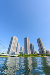Naklejka premium 隅田川沿いの高層マンション High-rise condominium in Tokyo