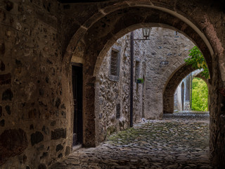 Monumentale porticato con arcate in pietra nel borgo medioevale di Cornello di Tasso