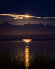 Salida de luna en lago Llanquihue