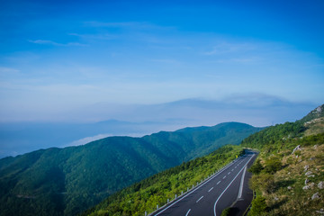 四国カルストと道路
