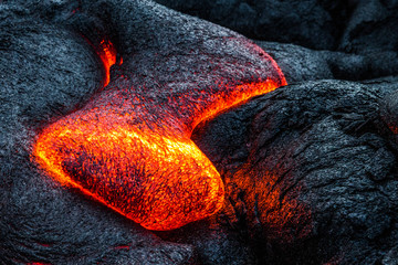 Lava flowing on the Big Island of Hawaii - obrazy, fototapety, plakaty