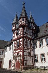 Fototapeta premium Der historische Fachwerkturm des Brömserhofs in Rüdesheim am Rhein