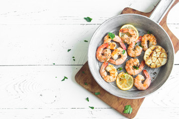 Roasted shrimps with lemon, garlic and herbs