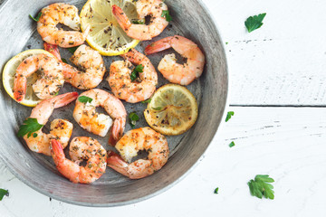 Roasted shrimps with lemon, garlic and herbs