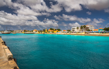 Obraz premium Welcome to Bonaire, Divers Paradise. Arriving at Bonaire, capture from Ship at the Capital of Bonaire, Kralendijk in this beautiful island of the Caribbean Netherlands, with its paradisiac beaches.