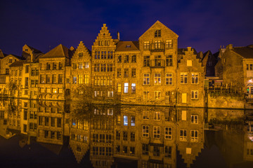 Fototapeta premium Old canals of Ghent at night in Belgium
