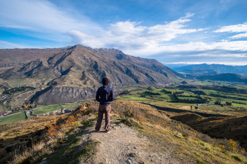 Obraz premium A young Asian man enjoying looking at the stunning scenery on the high mountain before sunset.