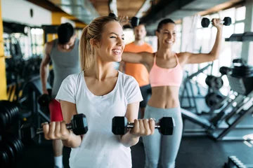 Crédence de cuisine en verre imprimé Fitness Photo de deux femmes fitness en salle de sport