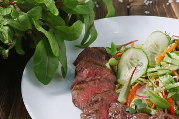 fillet mignon with salad and greeny