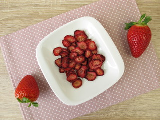 Frische und selbst getrocknete Erdbeeren