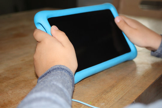 Junge mit blauem Tablet