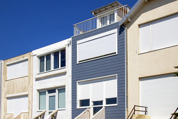 Façade de construction moderne en front de mer