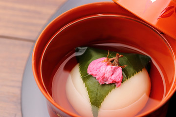 白玉饅頭、桜の葉包み