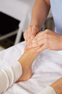 thai foot massage in spa club