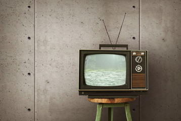 TV-Vintage vor Betonwand