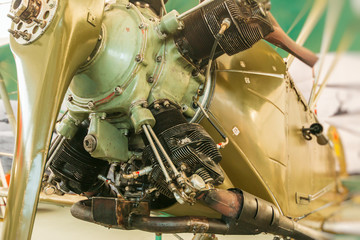 Detail eines 5-Zylinder-Sternmotors eines alten Flugzeugs.