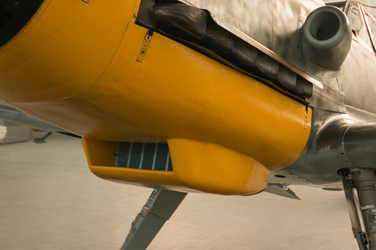 Detail des 12-Zylinder-Motors des alten Flugzeugs. Luftansaugung an einem Flugzeugmotor