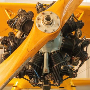 Detail eines 7-Zylinder-Sternmotors eines alten Flugzeugs.